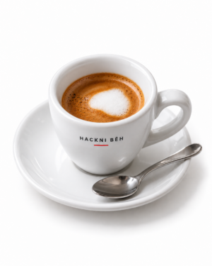 Espresso macchiato v malém bílém šálku Hackni běh
