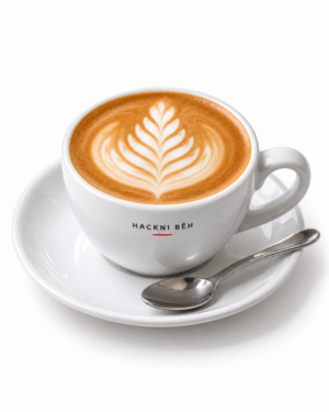 Flat white v bílém šálku Hackni běh
