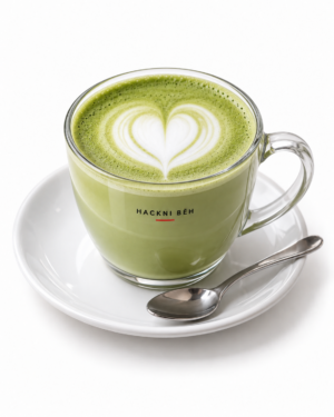 Matcha tea latte ve sklenici Hackni běh